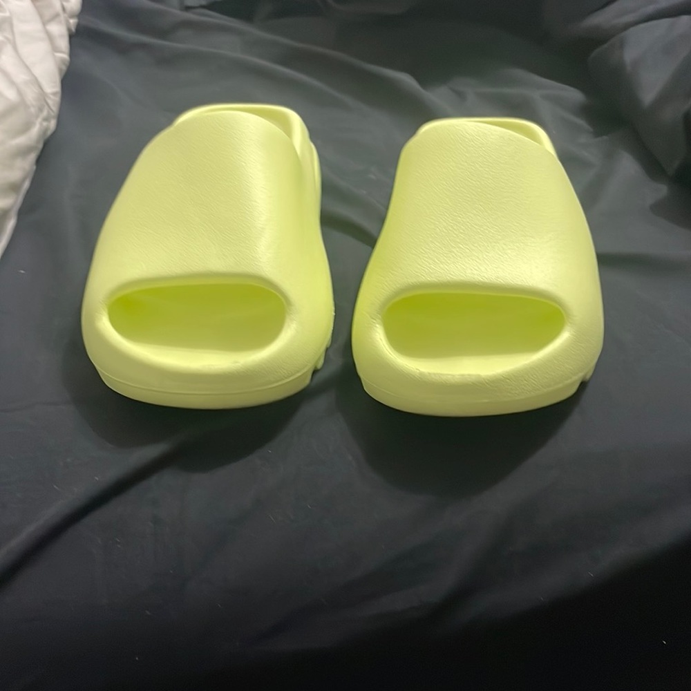 Yeezy Slide glow green size 6 men’s